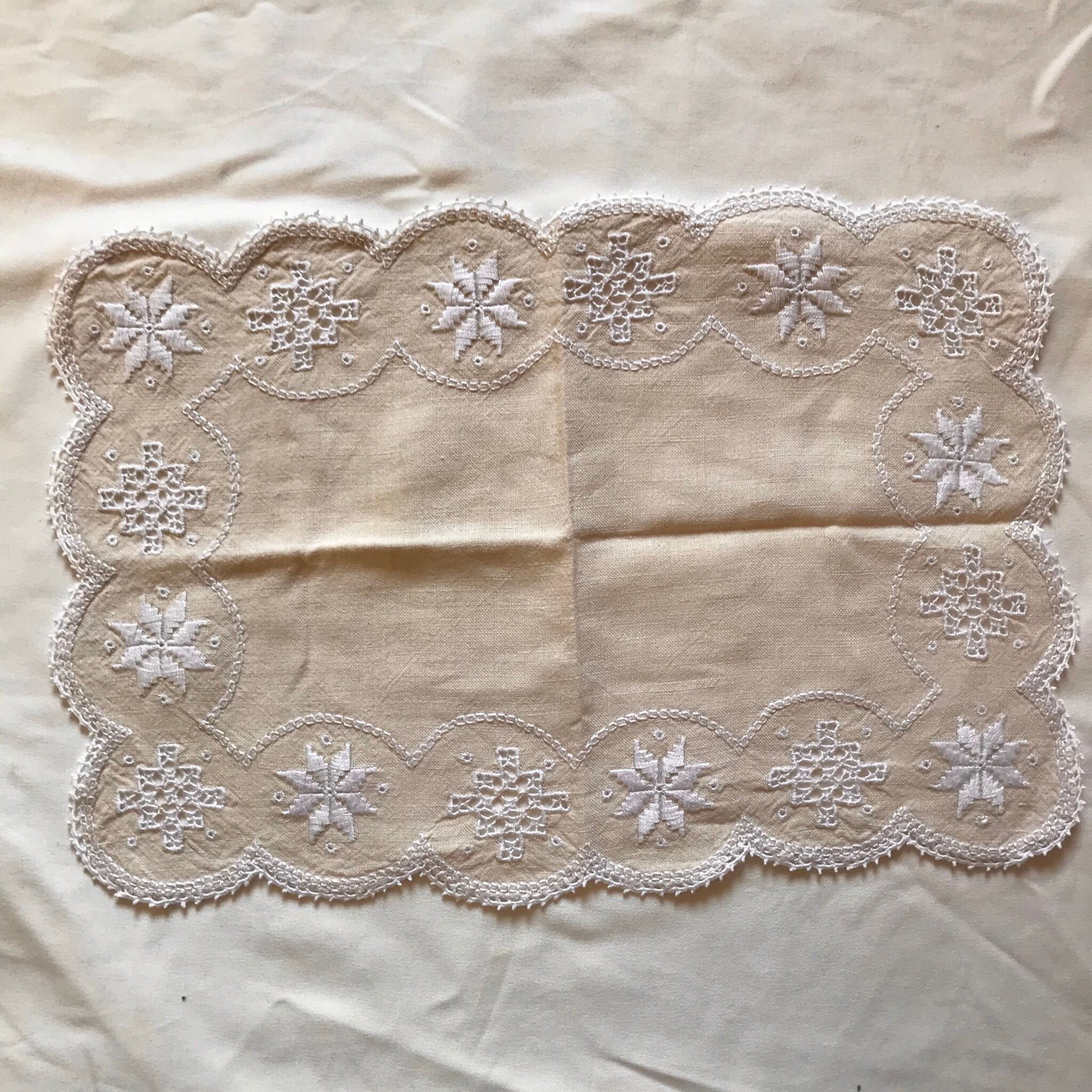 フチが雲型の刺繍布