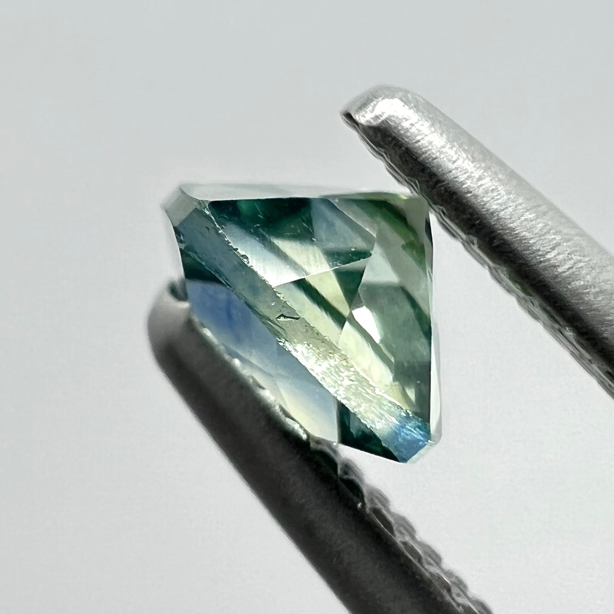 0.56ct クッションカットがかわいいモンタナサファイア ルース | Bleu Roi