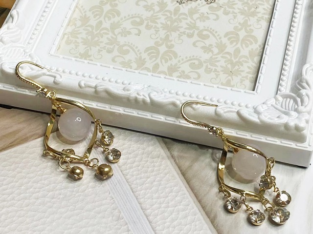 【即納】フックピアス　シャンデリア　ツイスト　キャッツアイ　ラインストーン　ゴールド　大ぶり　揺れる