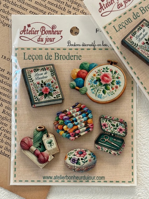 フランス 輸入デザインボタン アトリエ・ボヌール・ドゥ・ジュール LECON DE BRODERIE  刺繍のレッスン スクラップブッキング クラフト素材 カルトナージュ