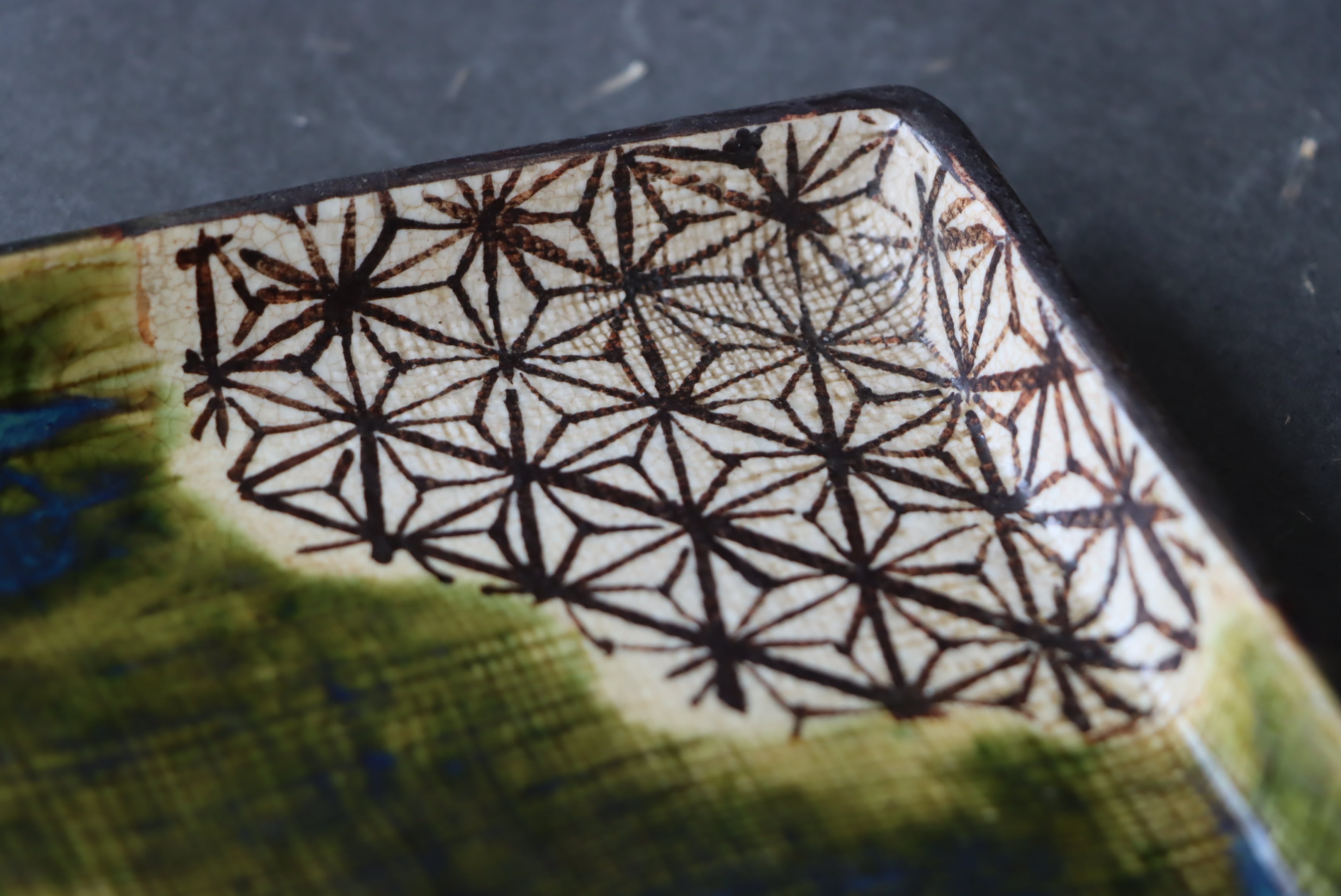 織部焼 在銘 麻の葉草文 角皿/Oribe-ware square plate | (有)新原美術