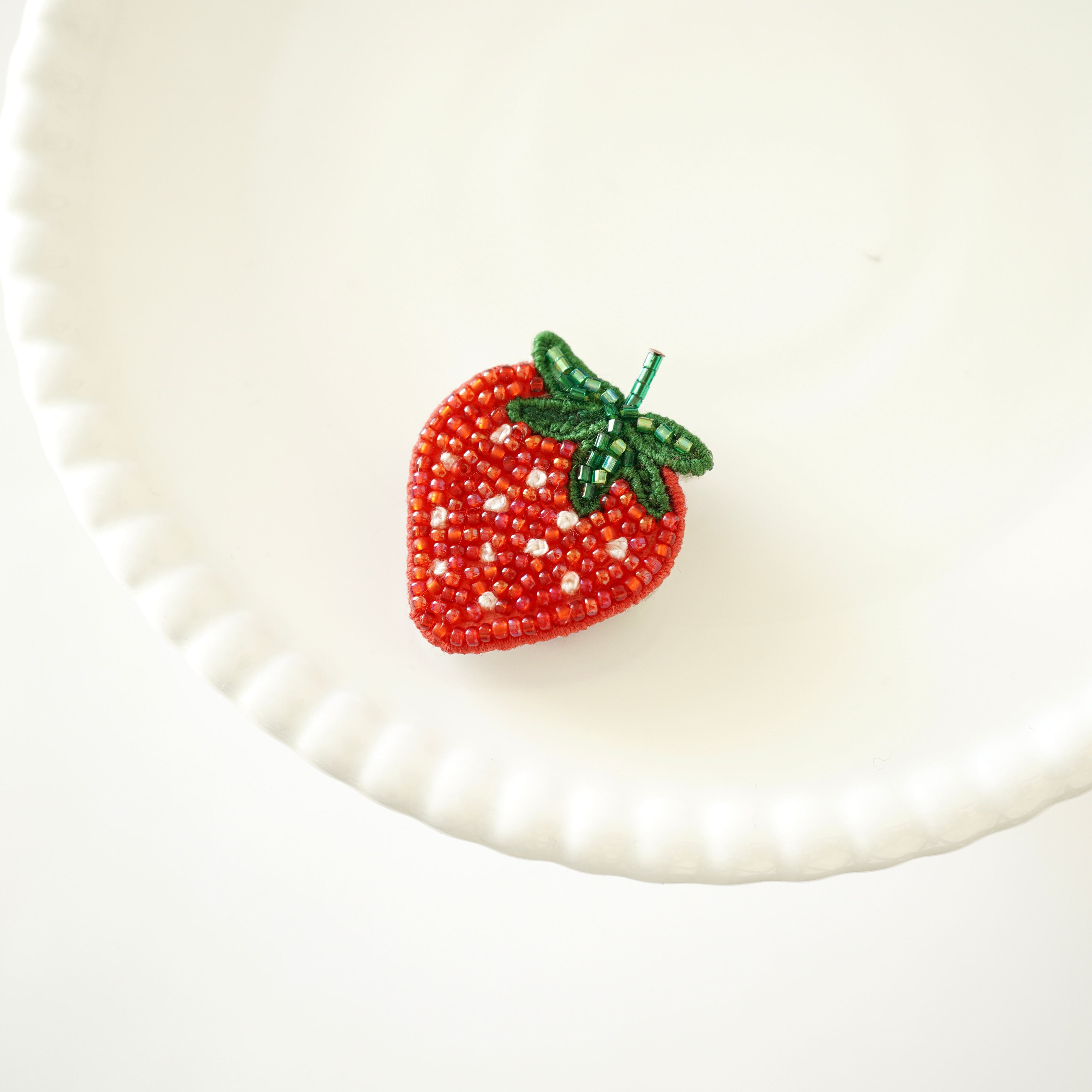 いちごさま オーダービーズ刺繍ブローチ いちご刺繍のブローチ 