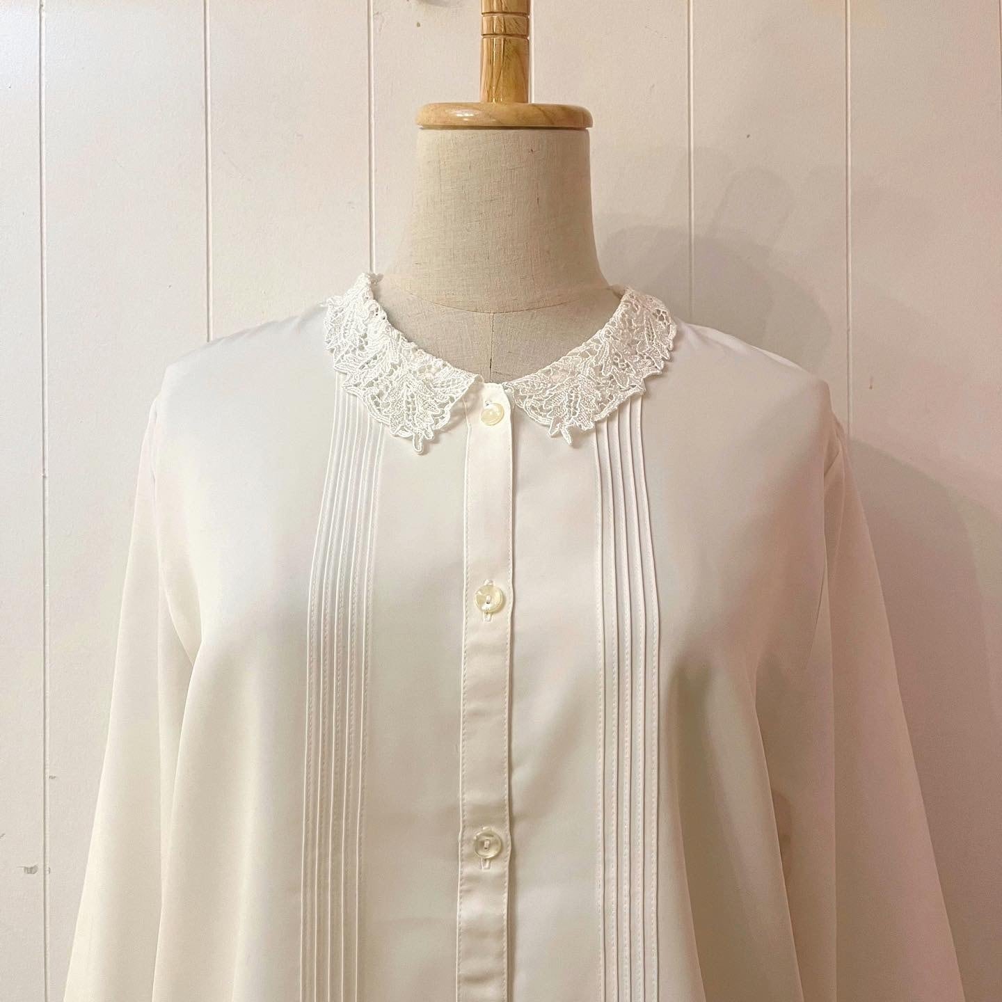white lace collar pintuck blouse