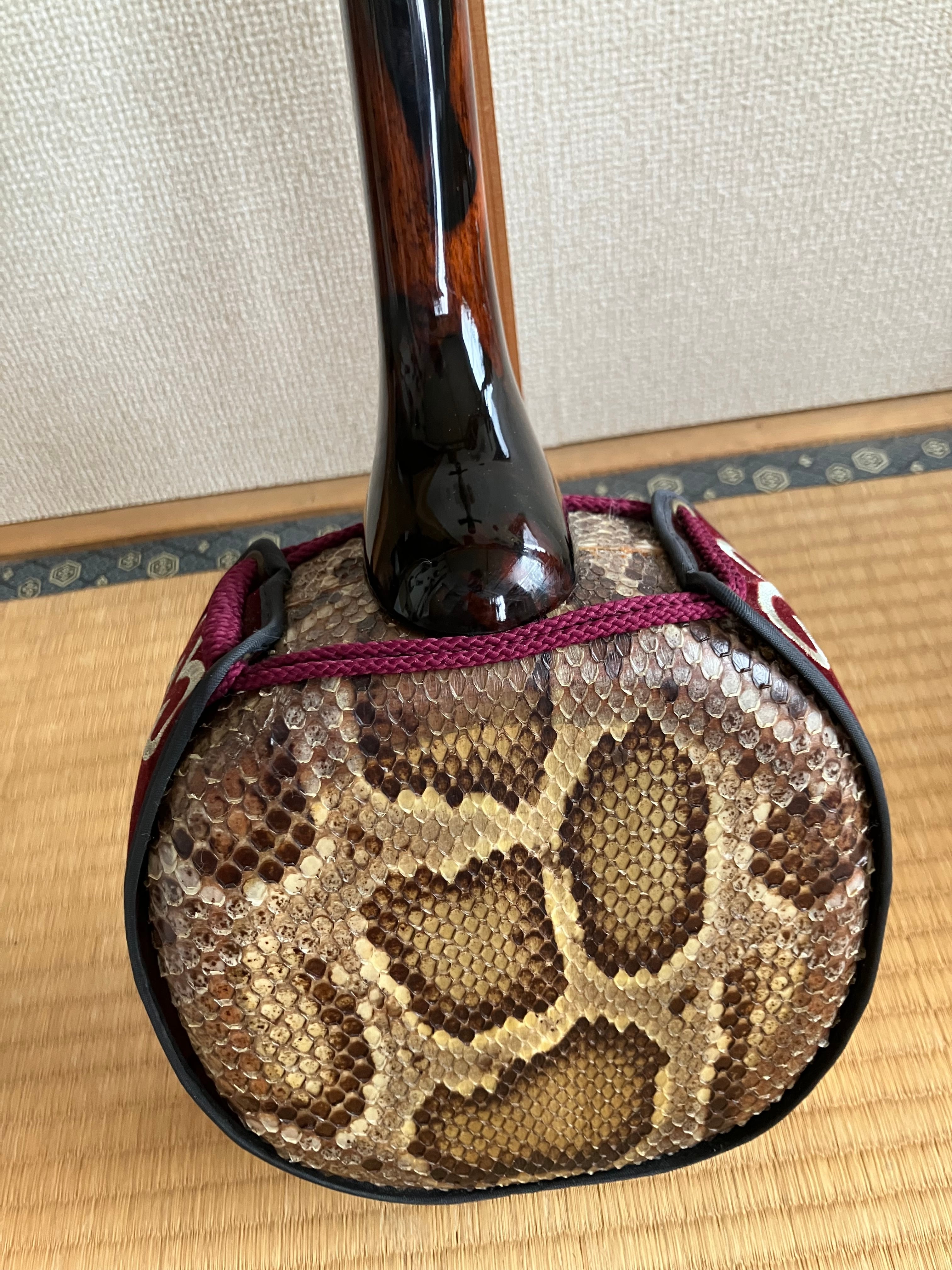 匠 工芸士仲嶺盛文作上級黒檀マカビ型スンチ仕上げ黄本皮 | クオレ三線