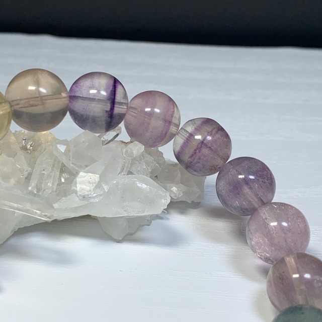 A67.変わった色合いグラデーションフローライト・ブレスレット