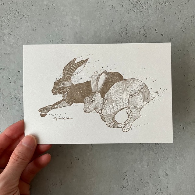 『ひとつになるウサギ』の活版印刷ポストカード