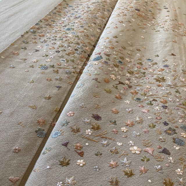 サンドベージュ 刺繍の美しい着物 | キモノ山猫