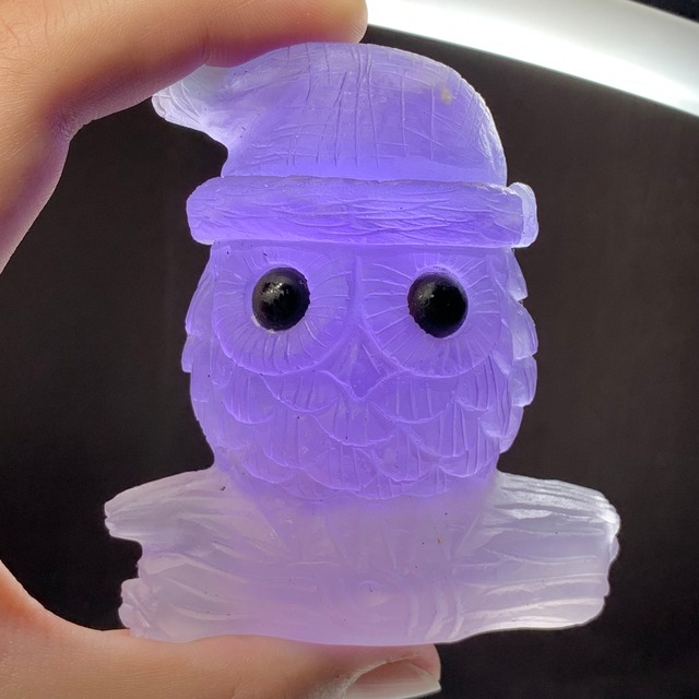 6.帽子をかぶった色合い美しいフローライト・フクロウ