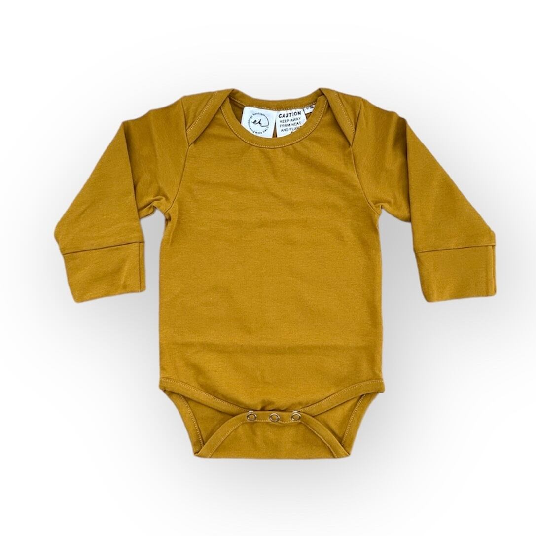 在庫限りOUTLETEarthlings Boutique 長袖ボディースーツ Mustard 0-3M|12-18M|18-24M | Jami Organics 天然素材にこだわった海外子ども服&アクセサリーのセレクトショップ