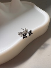 クロフラワーミニピアス