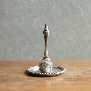 空を見上げる、白鳥のシルバートレイ