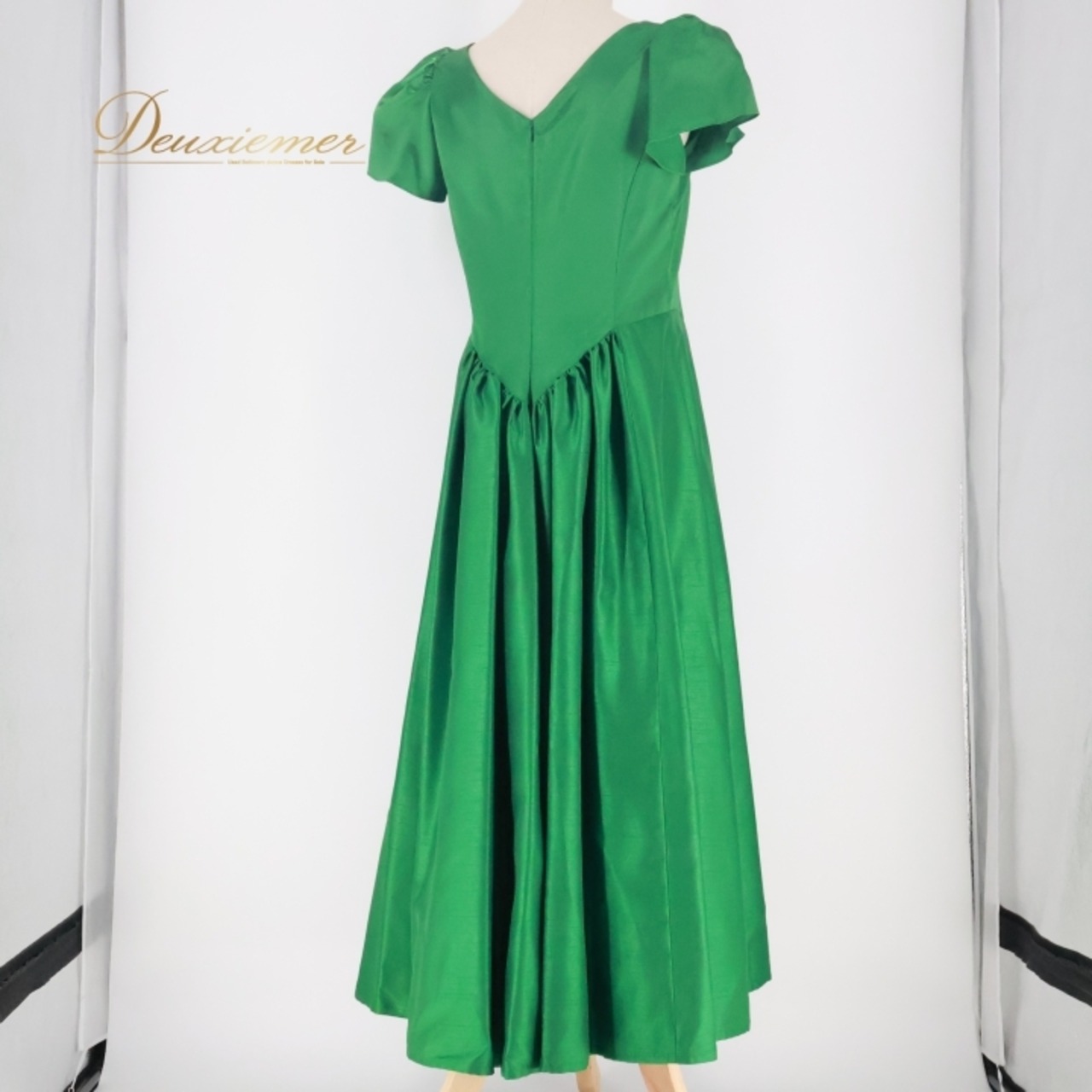 フラダンス 衣装 ワンピース ドレス グリーン系 Makalani ハワイアン アロハ サテン生地 緑 無地 シンプル レッスン 練習 フラ ダンス 光沢 高級感 鮮やか 華やか ふんわり 軽やか おしゃれ 上品 大人っぽい フレア ロングドレス パーティー ステージ衣装 きれい サテン 光沢感 おしゃれなデザイン