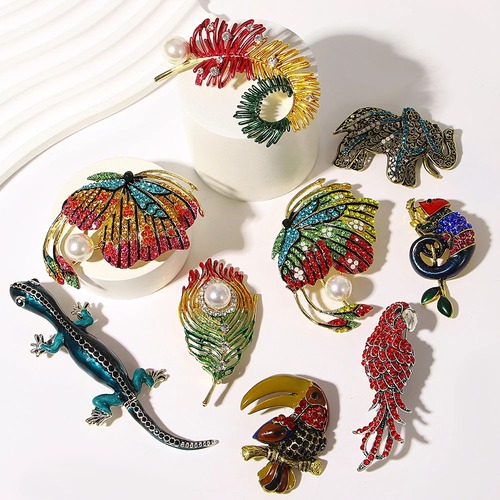 ブローチ  ラインストーン 蝶 バタフライ 動物 アニマル インセクト 木の葉 リーフ 昆虫 レディース 贅沢 フル エレガント