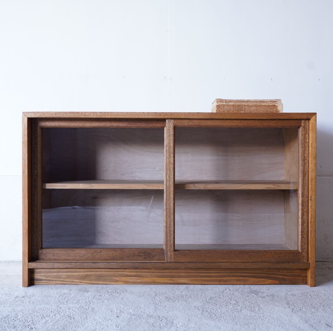 ガラス引き戸のキャビネット