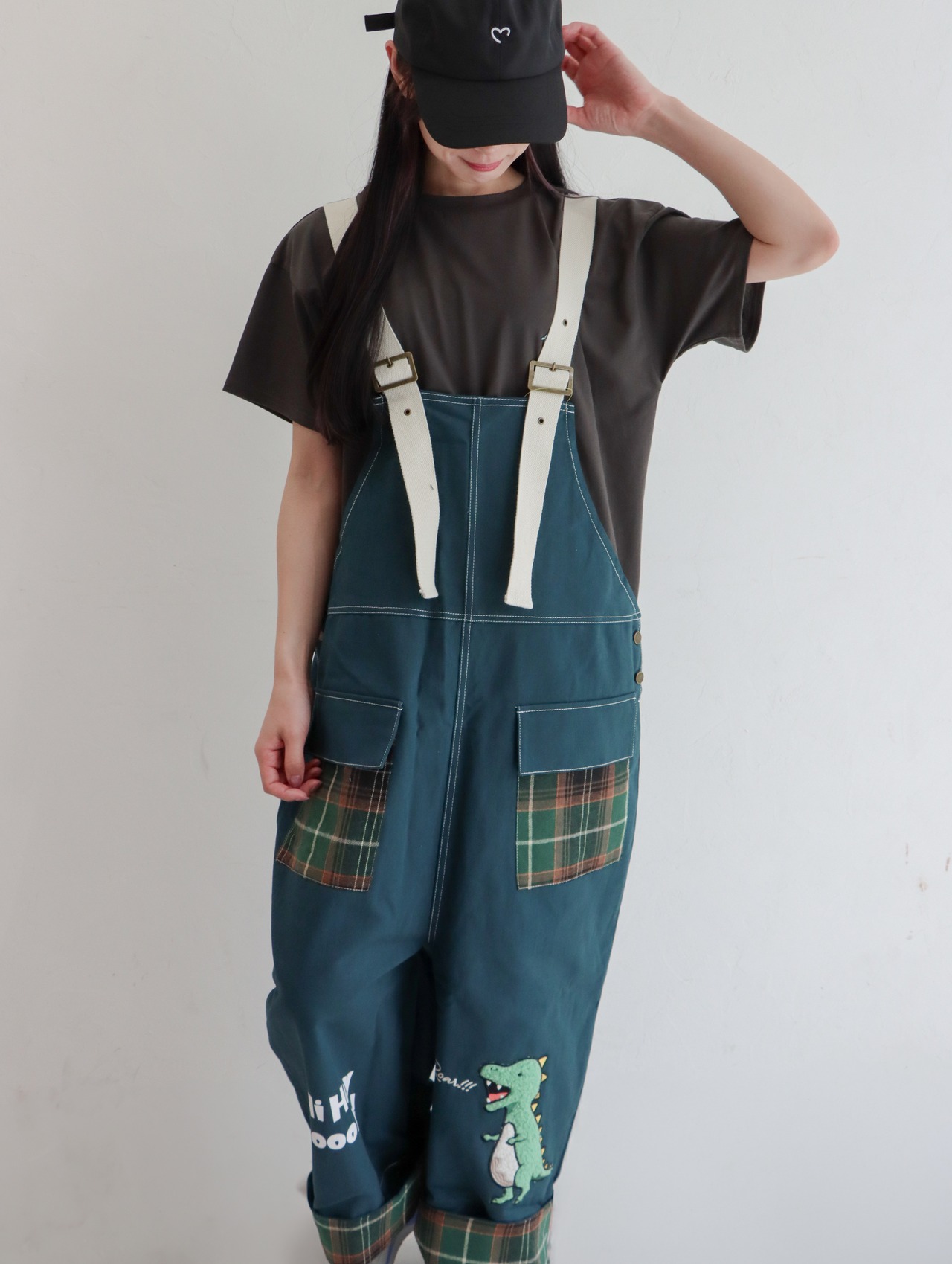 【全身で繋がる。】「恐竜とサメ？」と聞かれる恐竜＆サメ刺繍 チェック切替ゆるだぼサロペット【細身も安心のキャラ立ち】 - 5