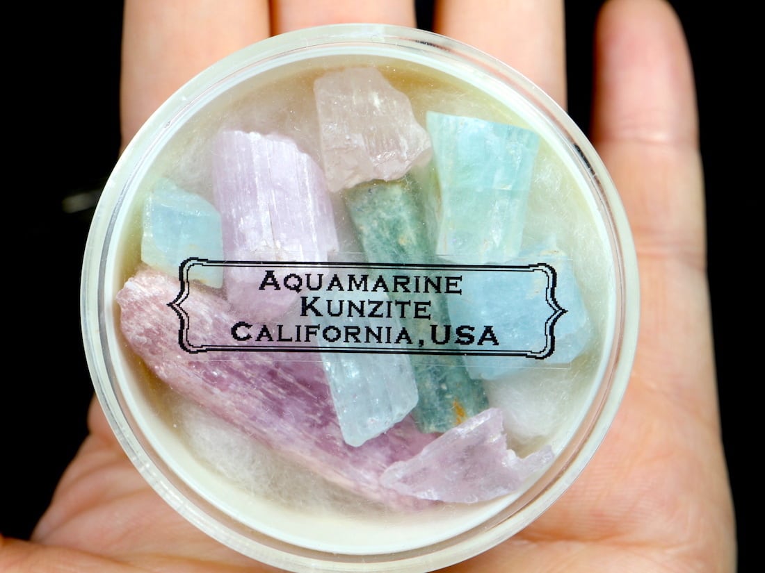 アクアマリン宝石鉱物標本