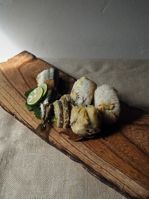 「母」 織部 布目 沢瀉図 隅切 小皿 5客 （A） 母」 織部 布目 沢瀉図 隅切 小皿 5客 （A）