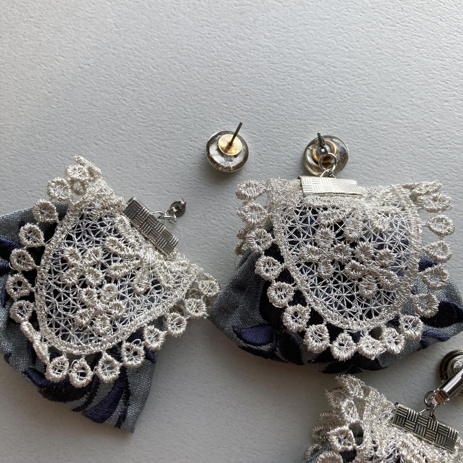 シルバーレースと刺繍リボンの大ぶりタッセル〈ピアス/イヤリング