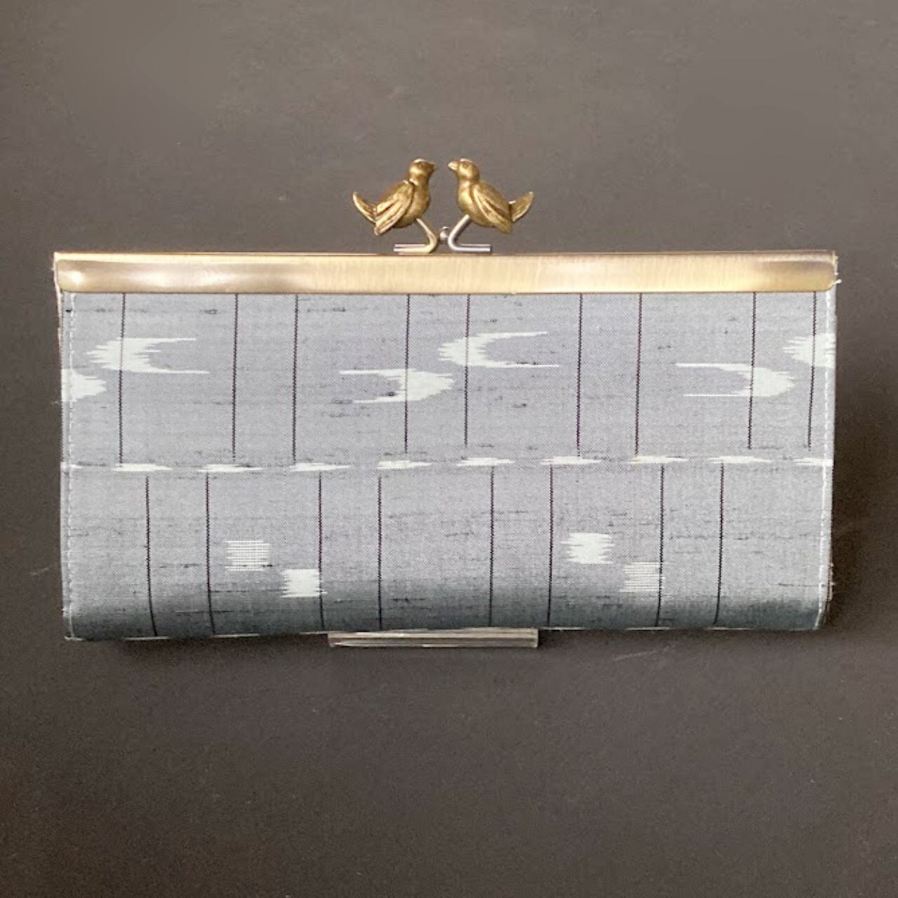 風をきるツバメ|着物地のがまぐち ・長財布(GRAY×絣柄)