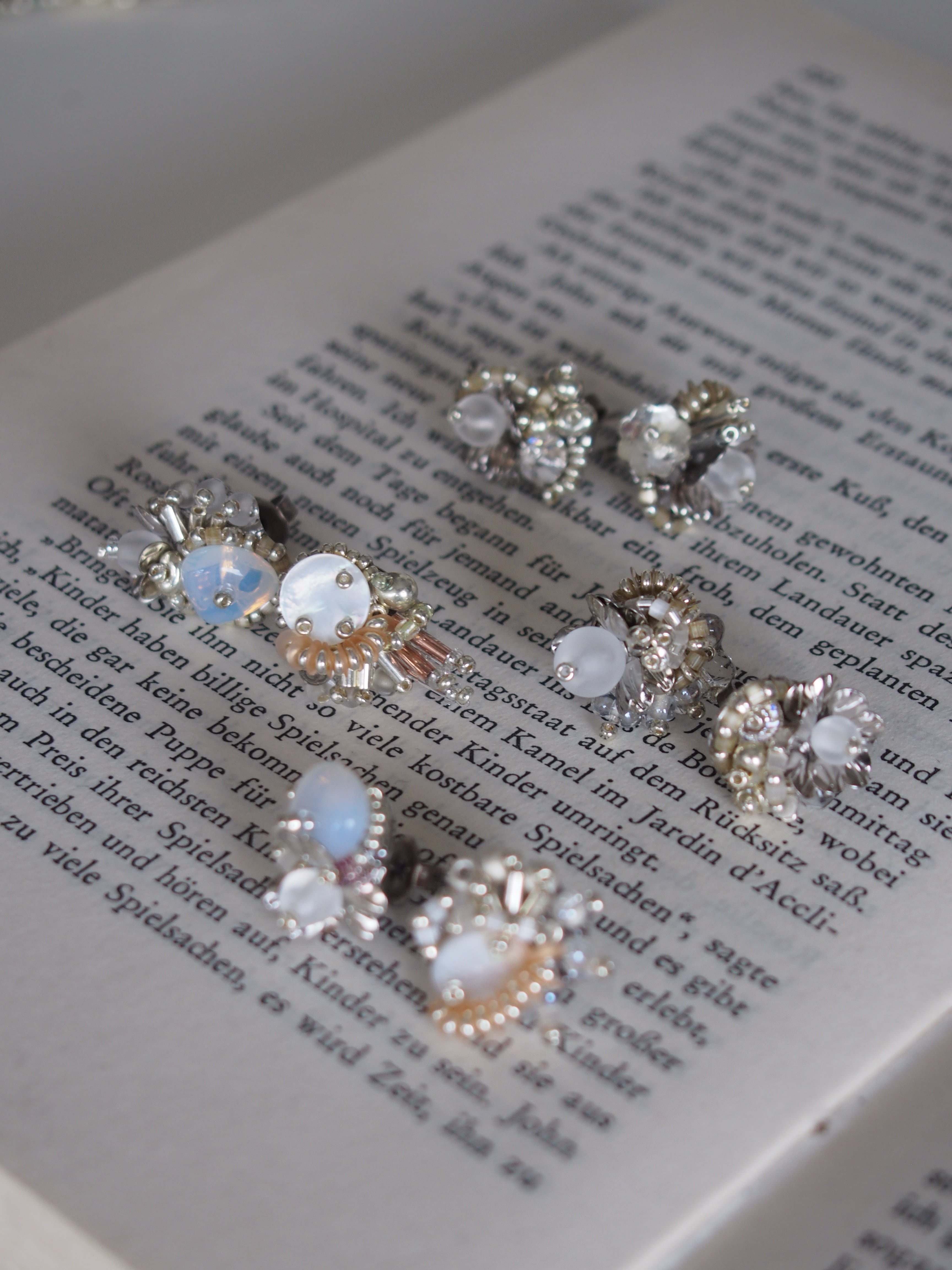 " Petit Lily collage earrings "