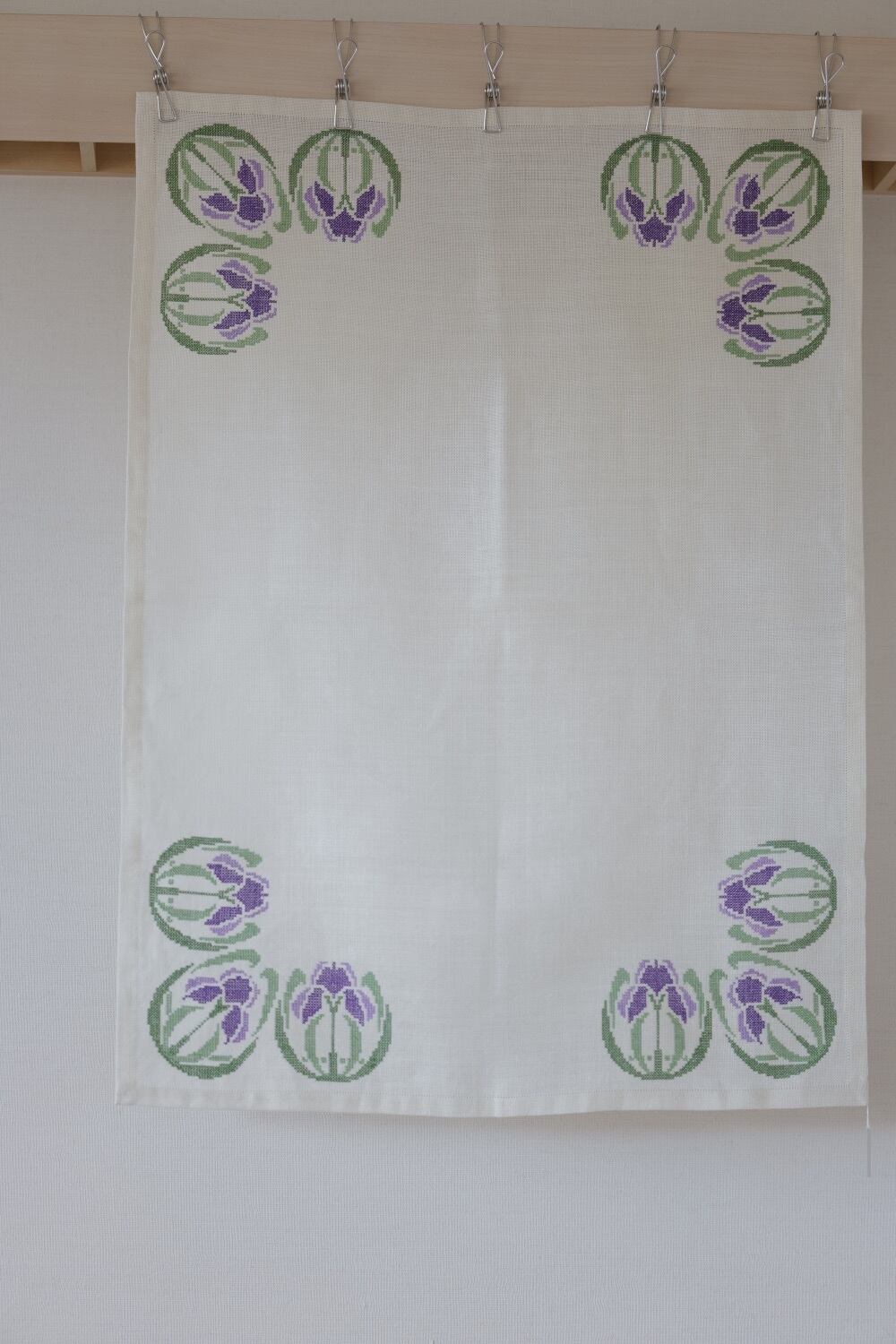 スェーデン製　あやめ柄　手刺繍クロスステッチ　おそらく麻布に丁寧な刺繍がされています。