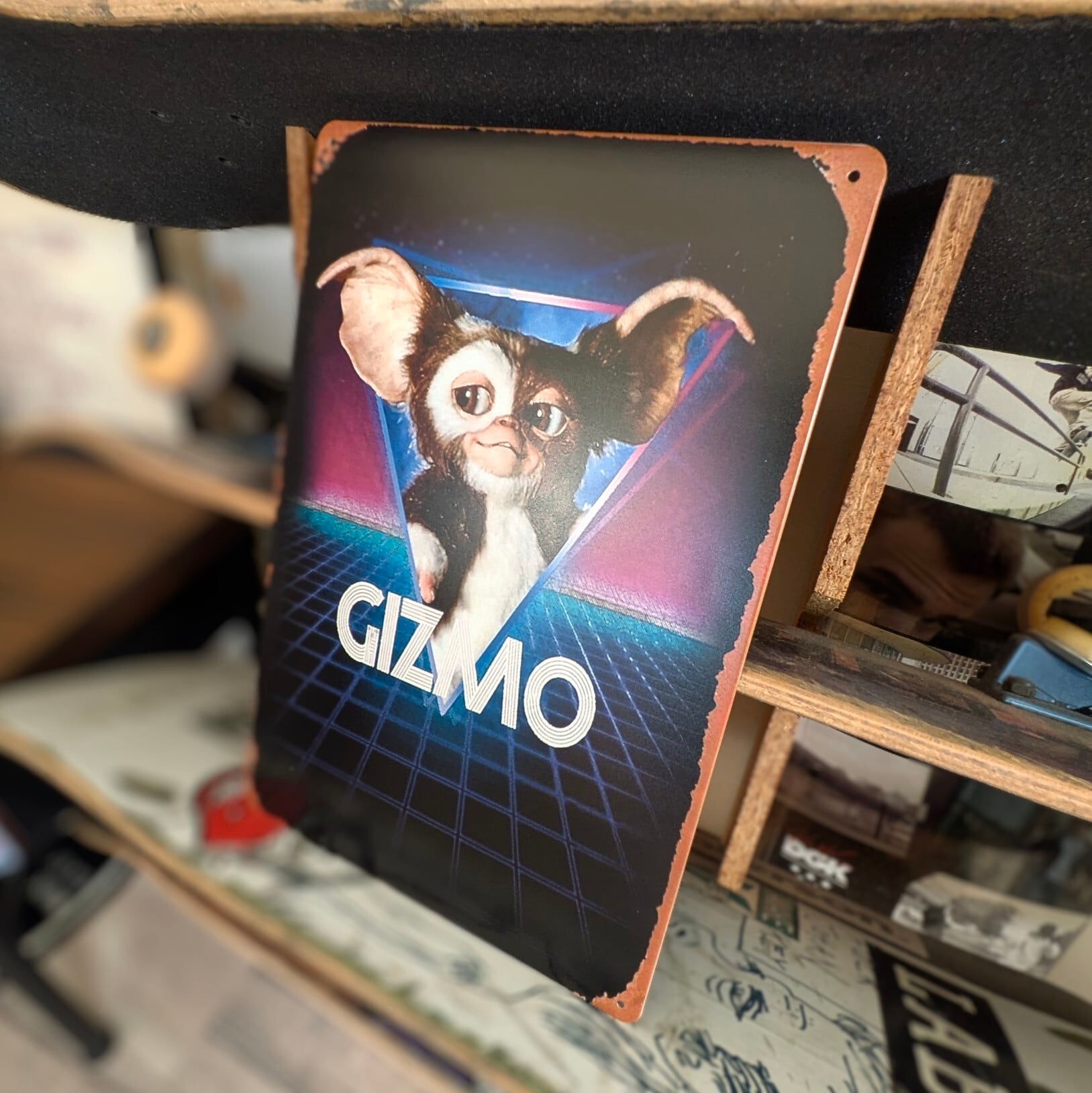 送料無料！ちょうどいいブリキ看板【 Gremlins （ グレムリン ）】ギズモ 『 GIZMO 』 METAL SIGN / メタルサイン / ブリキ看板 / サインボード / ビンテージ加工 〚アメリカン雑貨 アメトイ〛