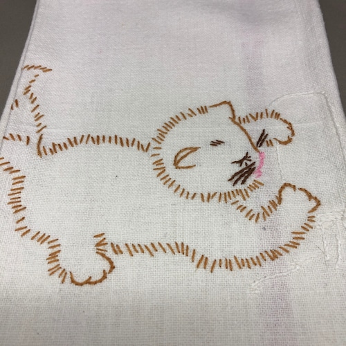 アメリカンヴィンテージ　クロス 刺繍　おもちゃで遊ぶ猫 