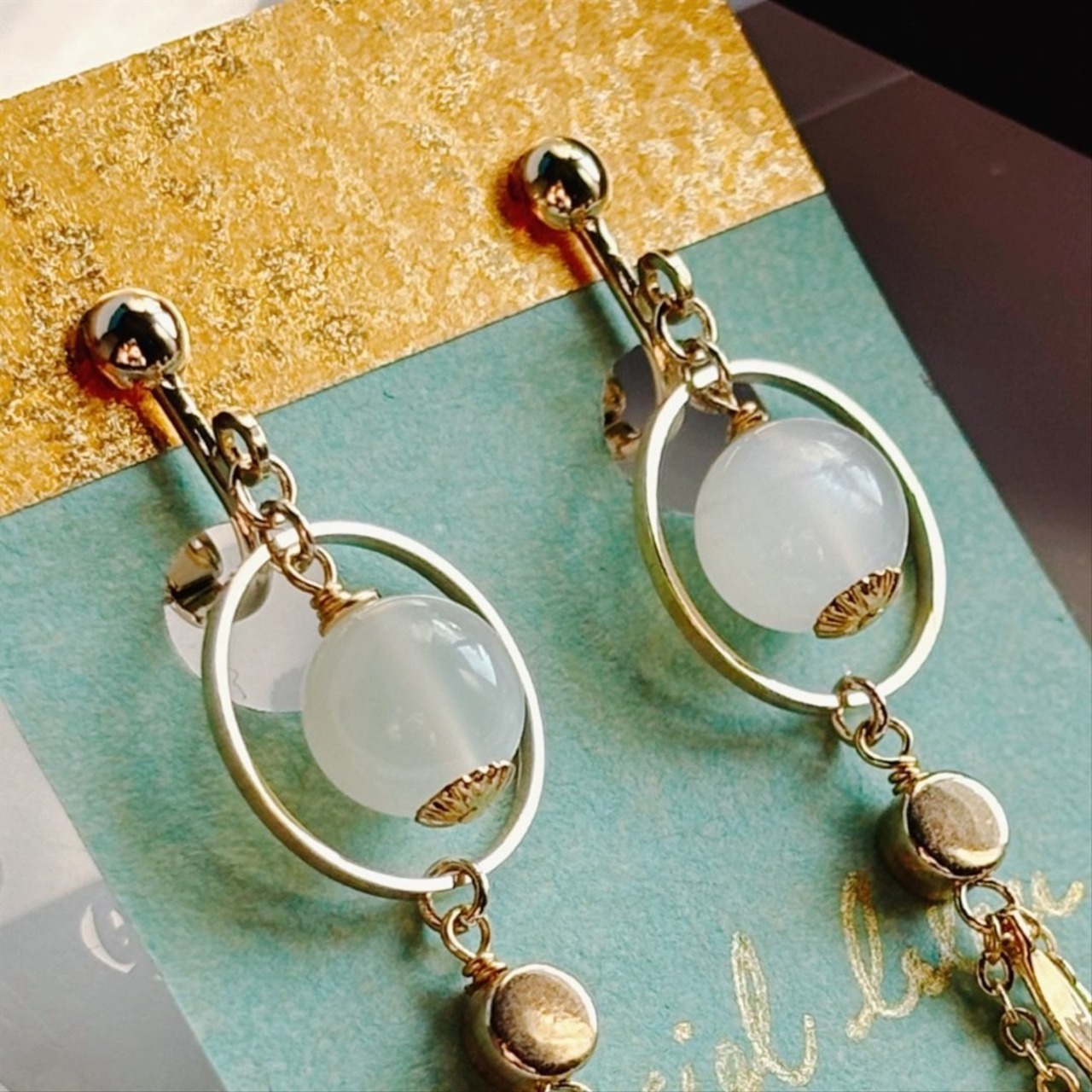 不思議ゆらゆら揺れイヤリング ムーンストーン ゴールド/シルバー