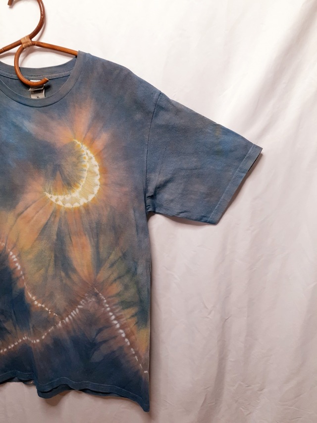 月と山の手染めTシャツ・兼用XLサイズ（藍染＆ベンガラ染め）