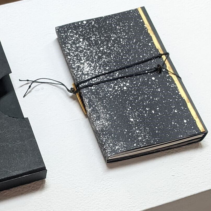 山口茉莉「アーティストブック(Gold)」