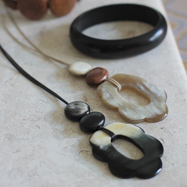 N-257w BH oval花ペンダント白 | Bijoux Kei