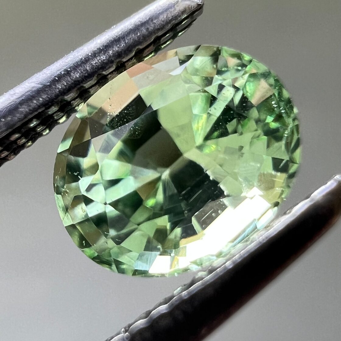 ミントグリーンのコーネルピン 0.66ct 5.79mm×4.71mm オーバルカット 
