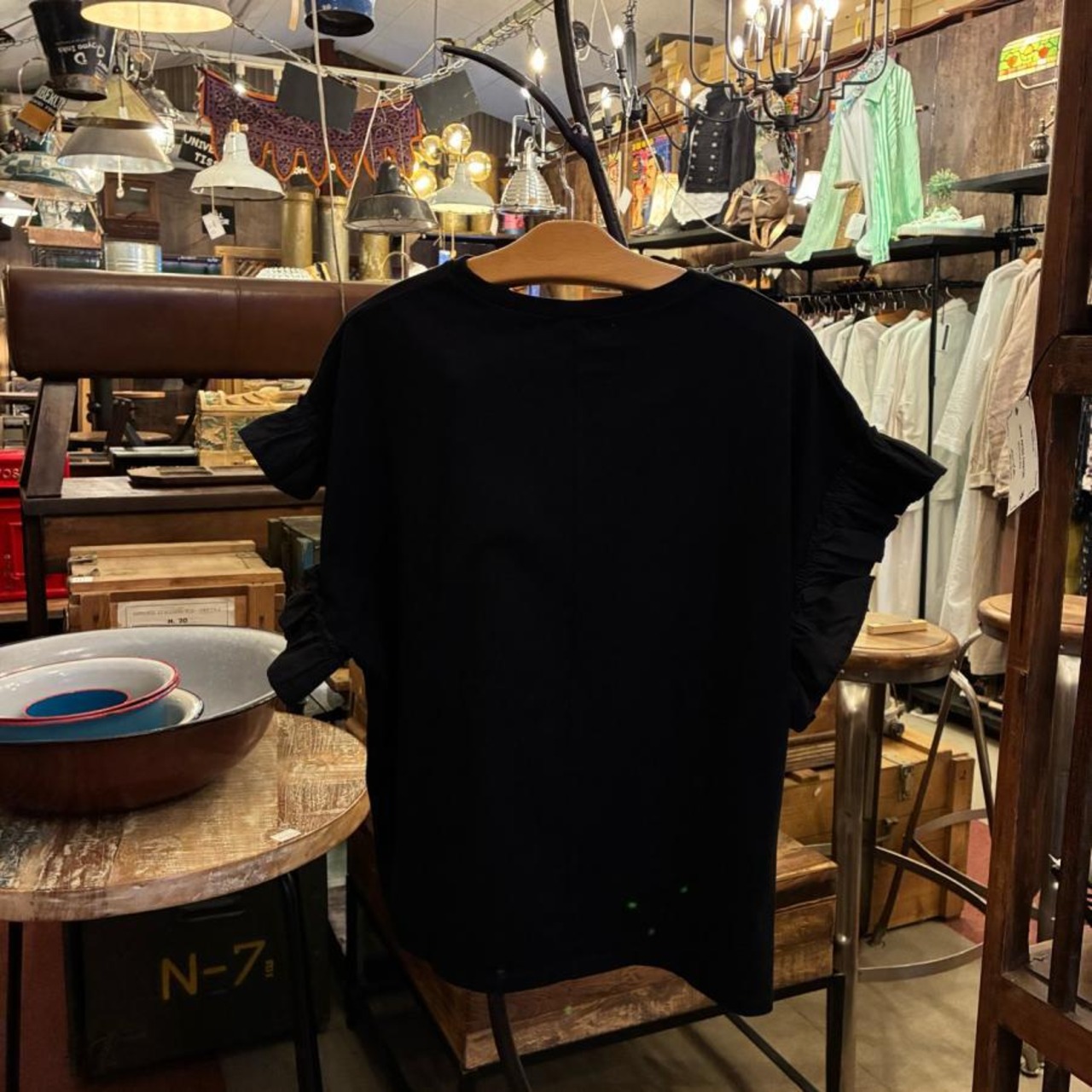 UNIVERSAL SEVEN　ユニヴァーサルセブン　クラシック天竺バイカラーフリルスリーブプルオーバー　クロ×クロ　Tシャツ　ブラウス　UNIVERSAL TISSU　半袖