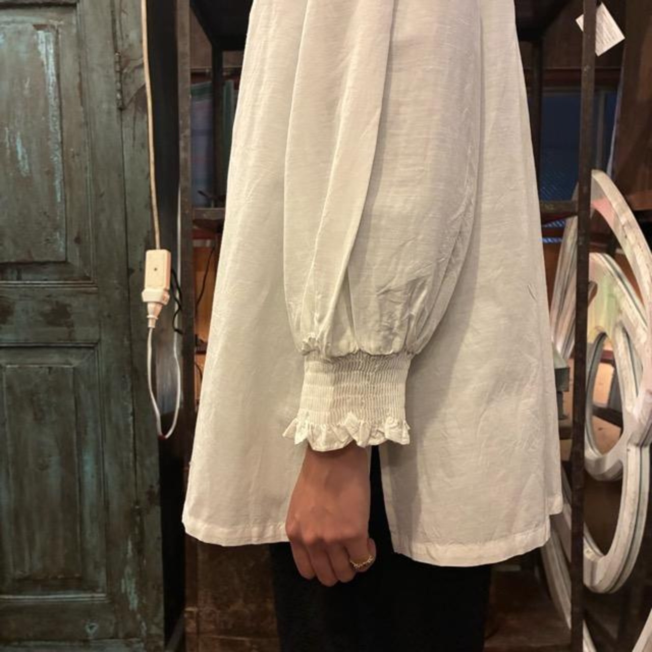 UNIVERSAL SEVEN Cotton Cupra Linen Little Frill Classic Blouse in White and White. This white shirt is made of cotton and linen.