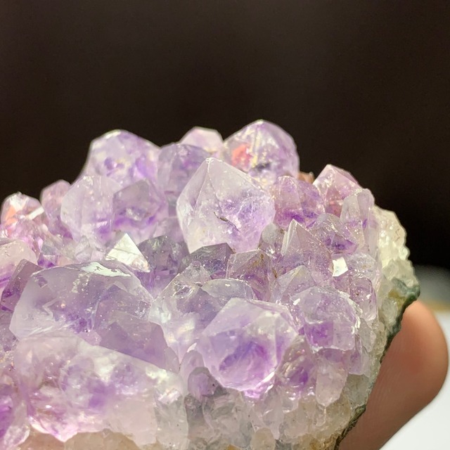 2.ウルグアイ産アメジストクラスターに住み着いているフローライトハリネズミさん