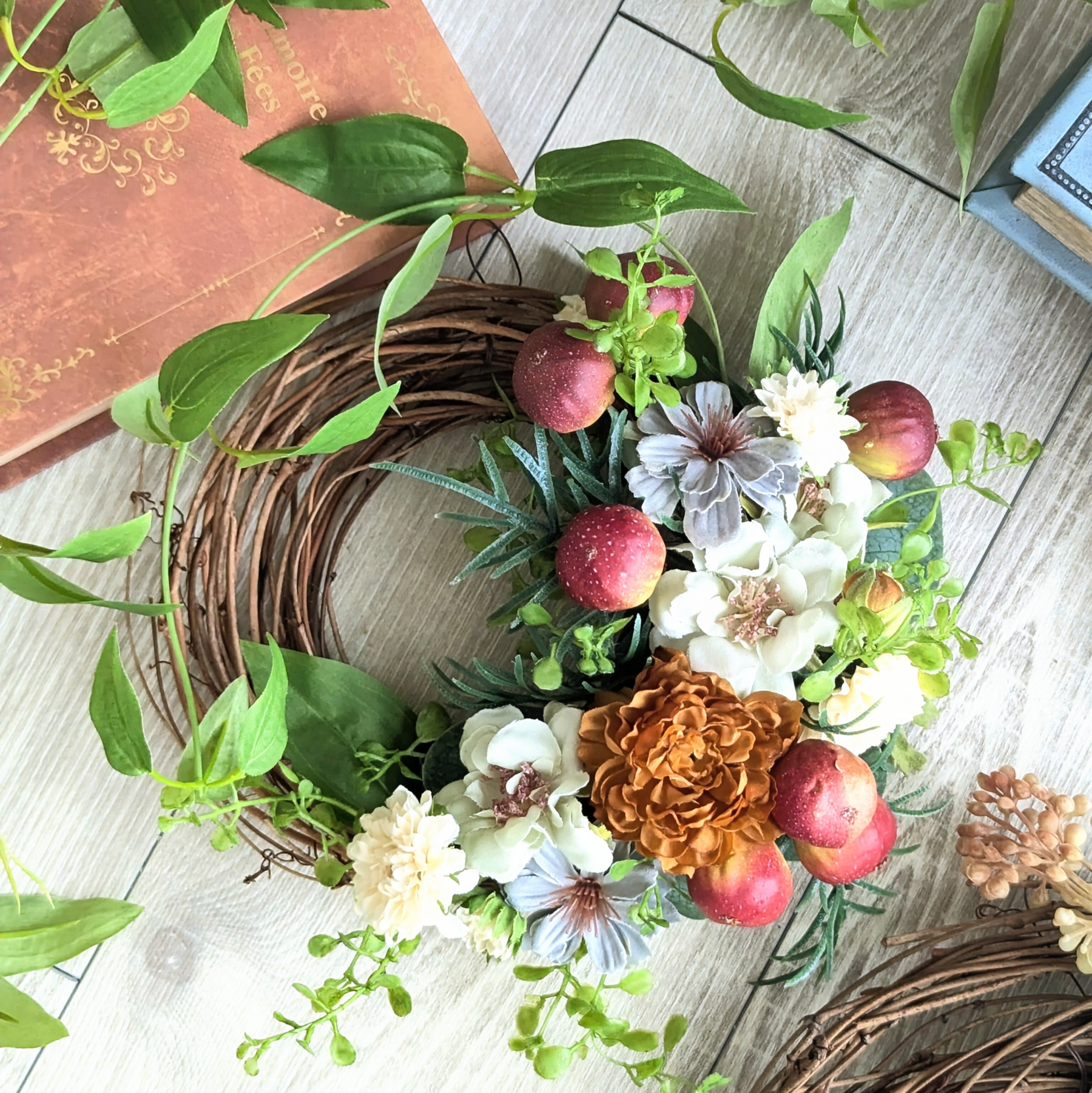 ローズとラナンキュラスの初夏のグリーンリース