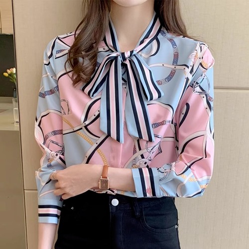 レディース トップス シャツ ブラウス 長袖 Vネック りぼんタイ ネクタイ付き フェミニン シフォン 大人可愛い きれいめ おしゃれ レトロ こなれ感 ガーリー 個性的 エレガント モダン 主役級 存在感 フォーマル 都会的 総柄 春 秋 母の日 デート お出かけ イベント 女子会 休日 ショッピング 発表会 コンサート お花見 カフェ 体型カバー 普段使い 着回し トレンド 流行 インスタ映え S M L XL 2XL 小さいサイズ 大きいサイズ ゆったり ゆる ピンク 水色 ブルー 春カラー