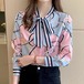 レディース トップス シャツ ブラウス 長袖 Vネック りぼんタイ ネクタイ付き フェミニン シフォン 大人可愛い きれいめ おしゃれ レトロ こなれ感 ガーリー 個性的 エレガント モダン 主役級 存在感 フォーマル 都会的 総柄 春 秋 母の日 デート お出かけ イベント 女子会 休日 ショッピング 発表会 コンサート お花見 カフェ 体型カバー 普段使い 着回し トレンド 流行 インスタ映え S M L XL 2XL 小さいサイズ 大きいサイズ ゆったり ゆる ピンク 水色 ブルー 春カラー