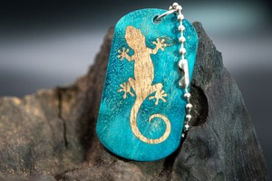 スタビライズウッド ポプラ ドッグタグ 象嵌 木登りトカゲ