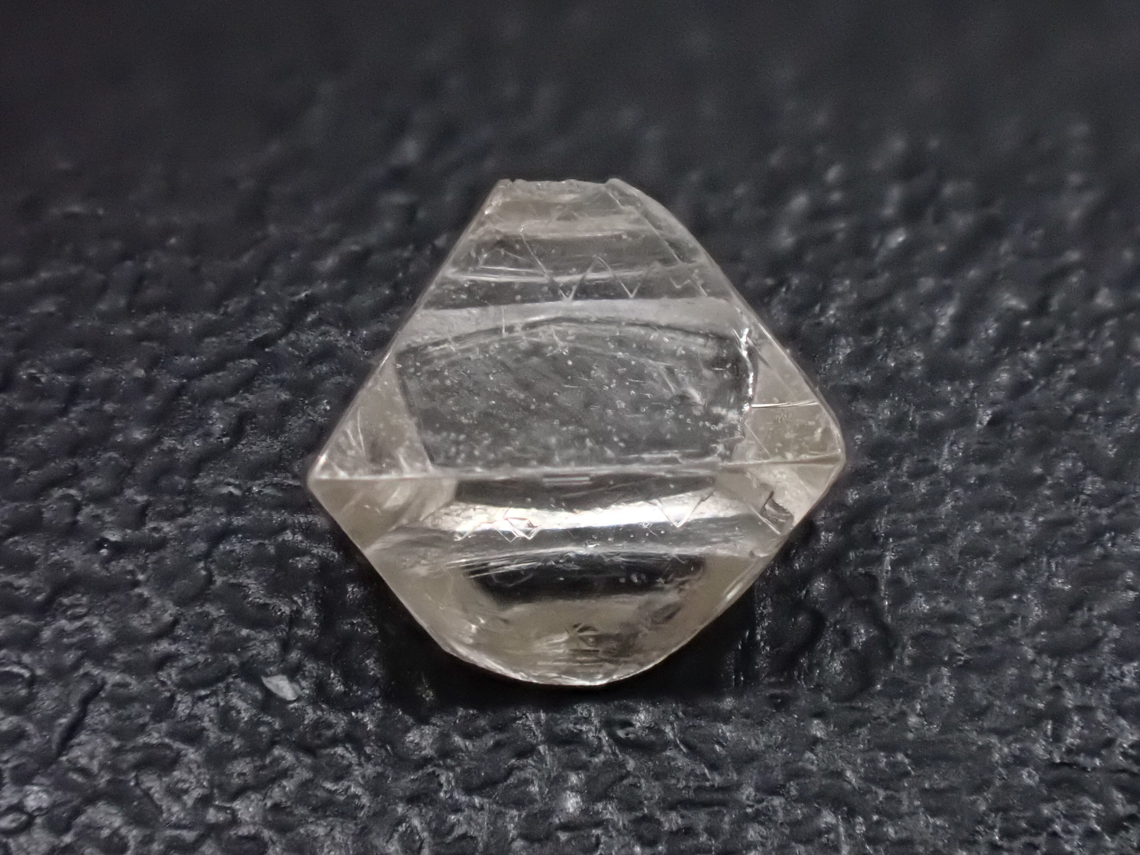 八面体】ソーヤブルダイヤモンド 金剛石 原石 標本 鉱物 No.3030 | 石