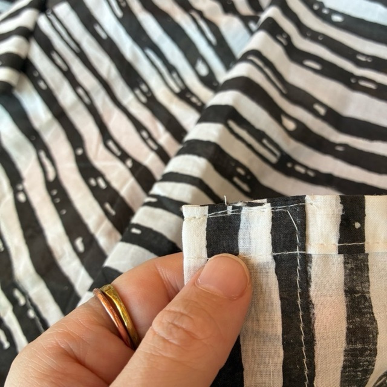 TOPANGA Homefurnishing India Cotton Voile Black Pinstripe curtain　インド　コットンボイルブラックピンストライプカーテン　110×180cm　ホワイト　白　ブラック　黒　綿　ナチュラル　腰高窓　レースカーテン　薄手　カーテンポール　暖簾
