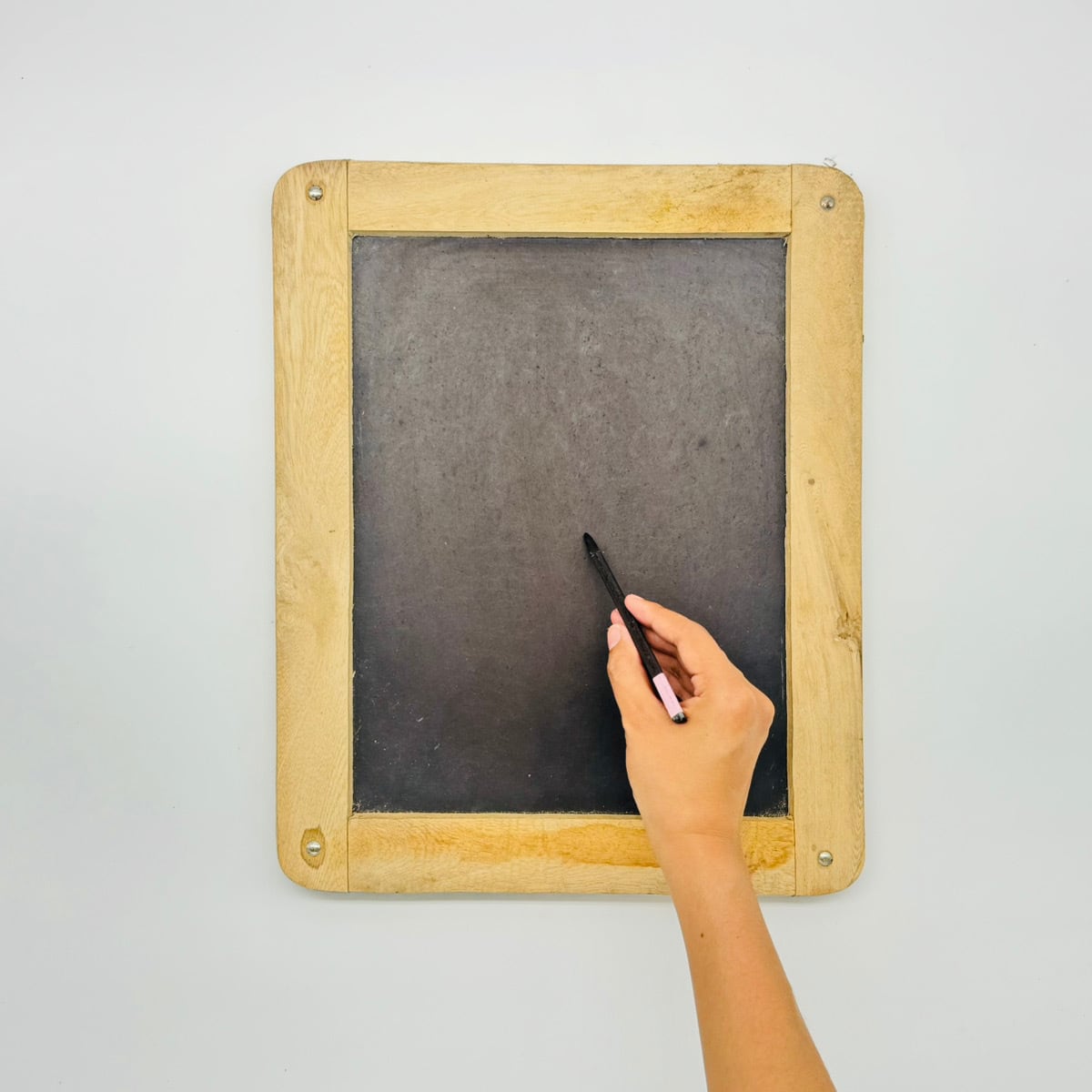 ミャンマーのスレートボードとスレート鉛筆｜黒板の伝統と美しさ