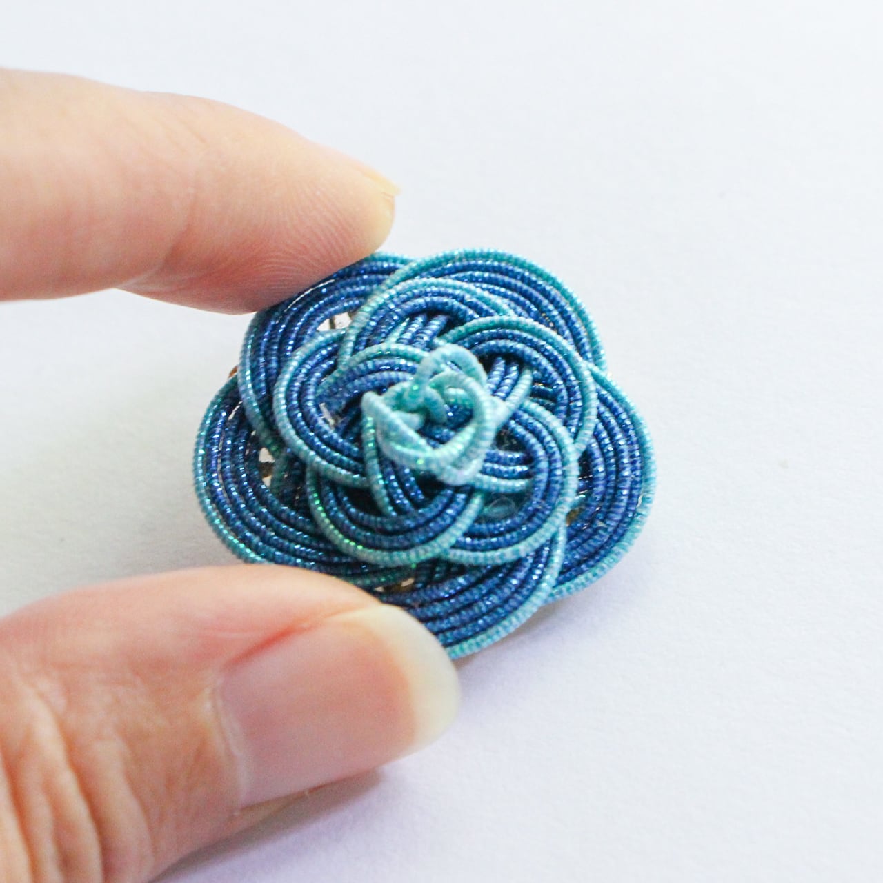 青い薔薇ブローチ | 紙単衣 - kamihitoe - | 水引アクセサリーと雑貨のお店