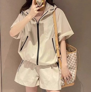 ツーピース 上下セット セットアップ レディース トップス パーカー ショートパンツ ショート 半袖 ファスナー ポケット 前開き かわいい カジュアル おしゃれ ラフ スポーティー 存在感 ベーシック アクティブ 春 夏 秋 ロングシーズン 部活 アウトドア キャンプ ジム 公園 休日 スポーツ ダンス 韓国 オルチャン コーデ 楽ちん プレゼント プチプラ 普段使い 着回し インスタ映え S M L XL 2XL 小さいサイズ 大きいサイズ カラバリ 黒 ブラック カーキ ベーシックカラー 大人カラー