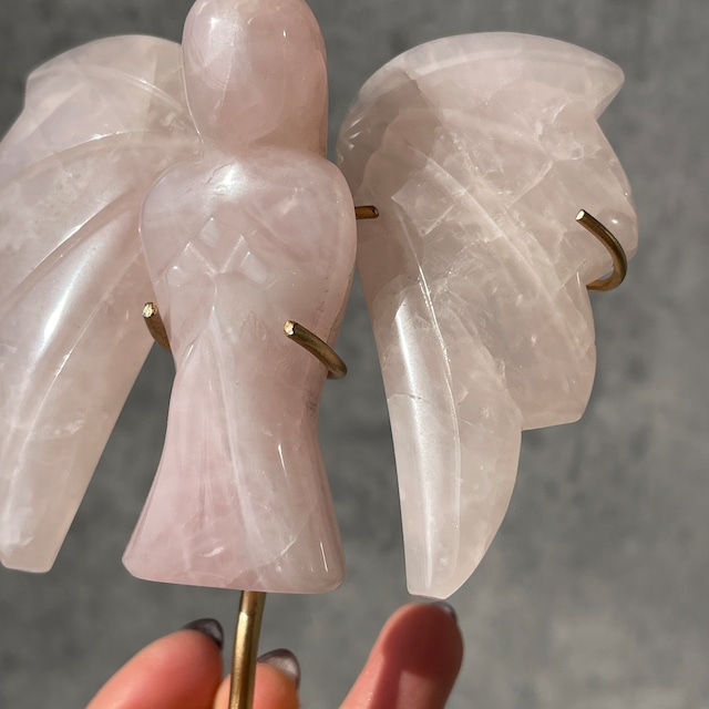 ブラジル・バイーア州産 ローズクォーツ エンジェル 彫刻｜天使｜スタンド付き