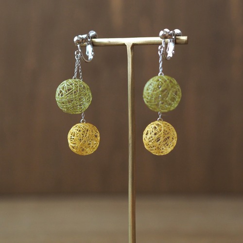 カーキ&マスタードの2つ玉ピアス／イヤリング