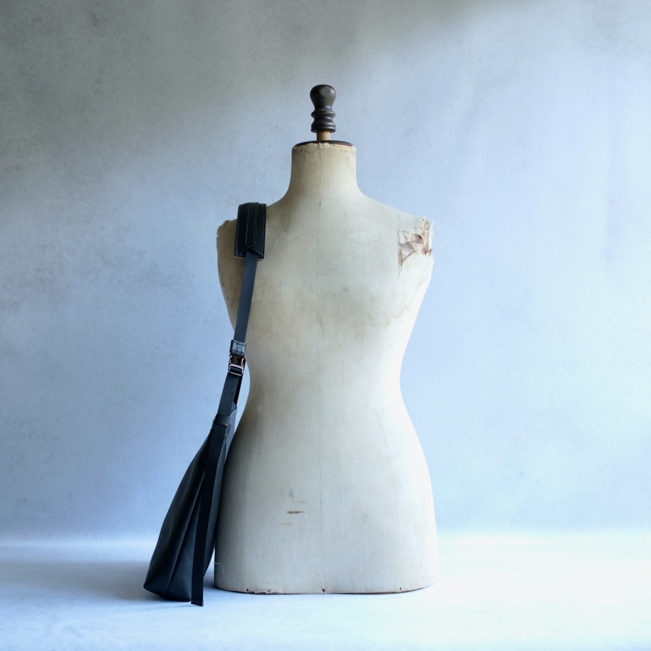 DR SHOULDER BAG 01