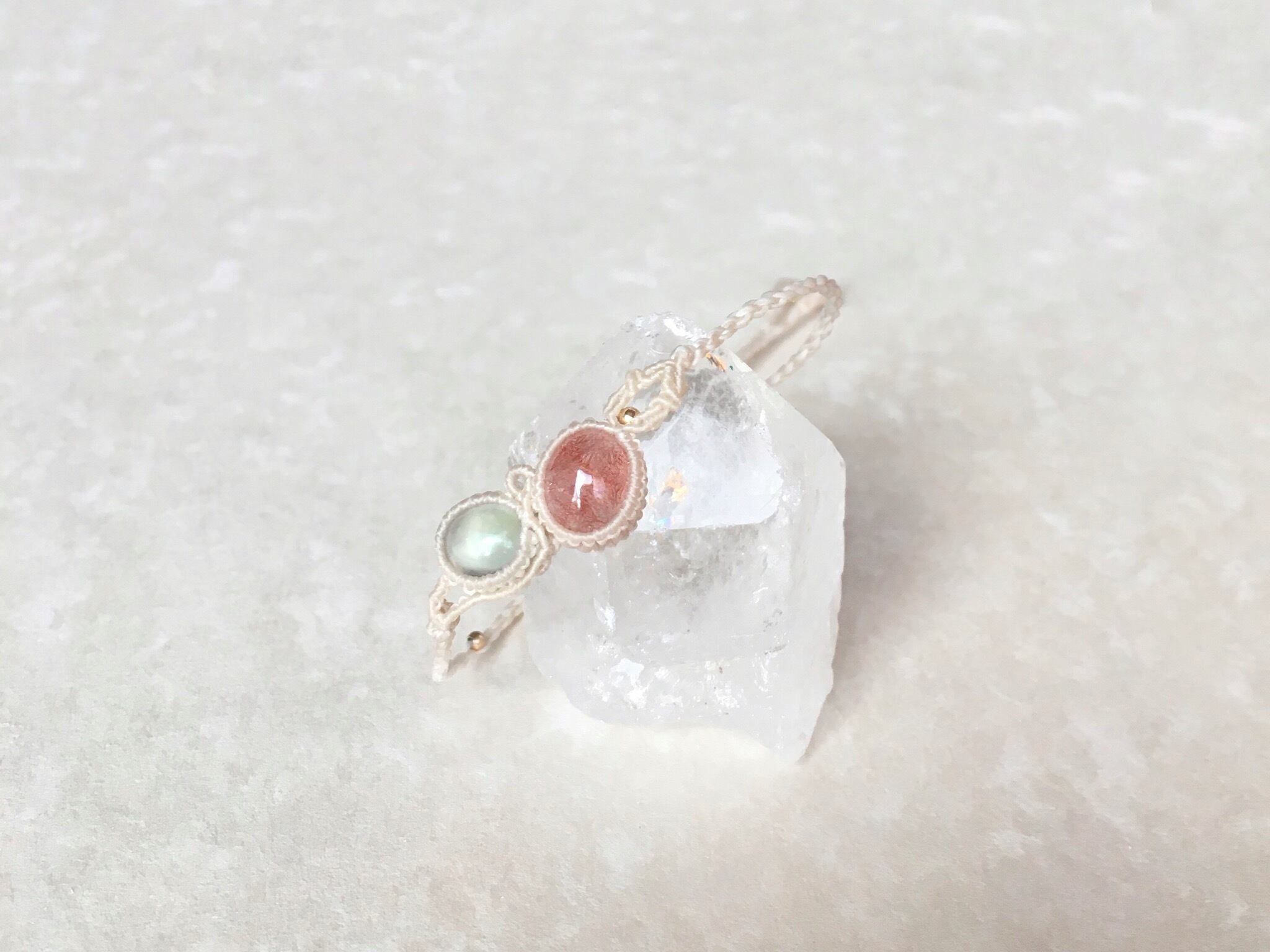 カザフスタン産ストロベリークォーツ+プレナイト macrame bracelet