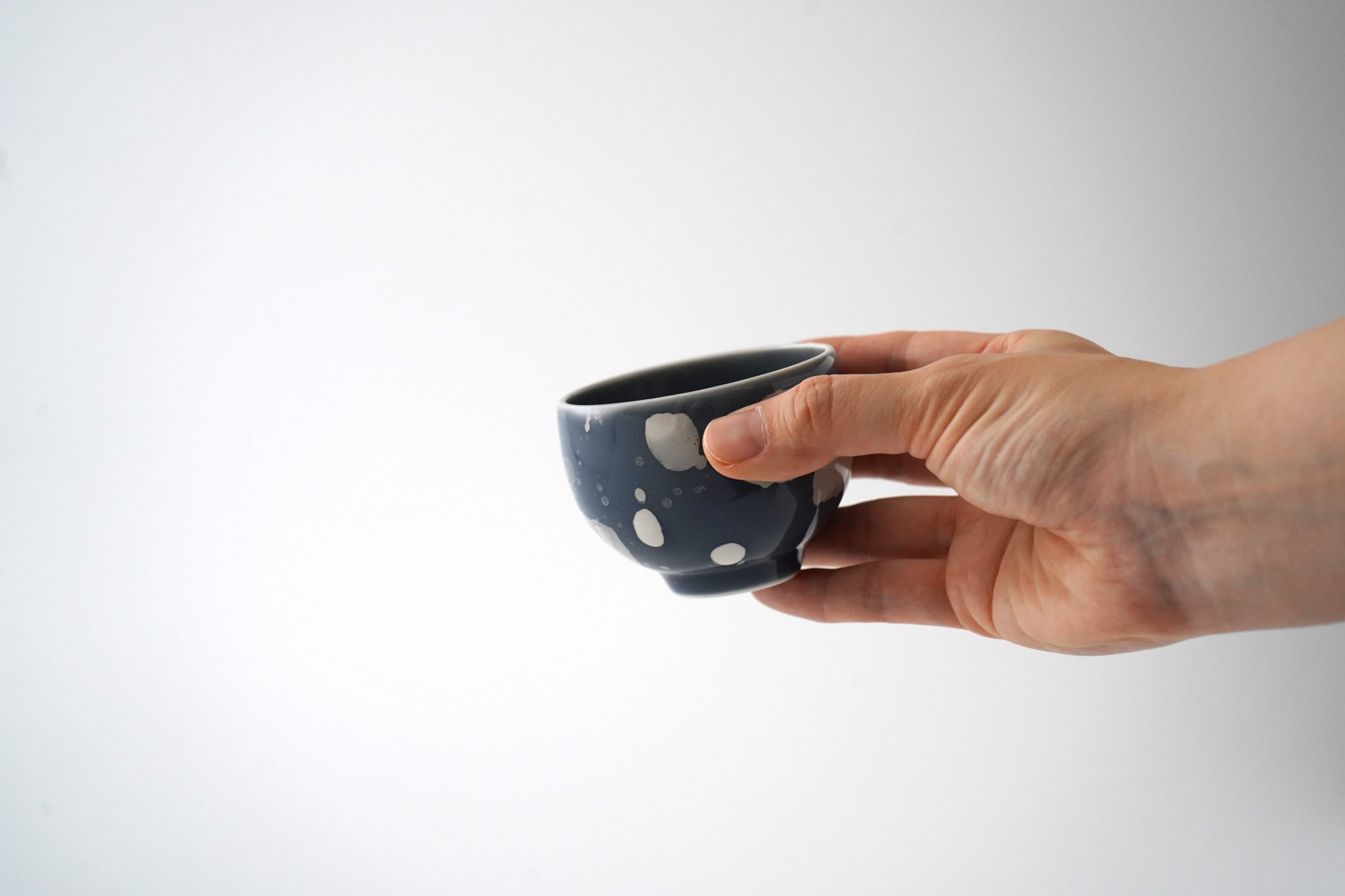 井上祐希作】釉滴ぐい吞 SUMIGRAY | 井上萬二窯 INOUE MANJI KILN