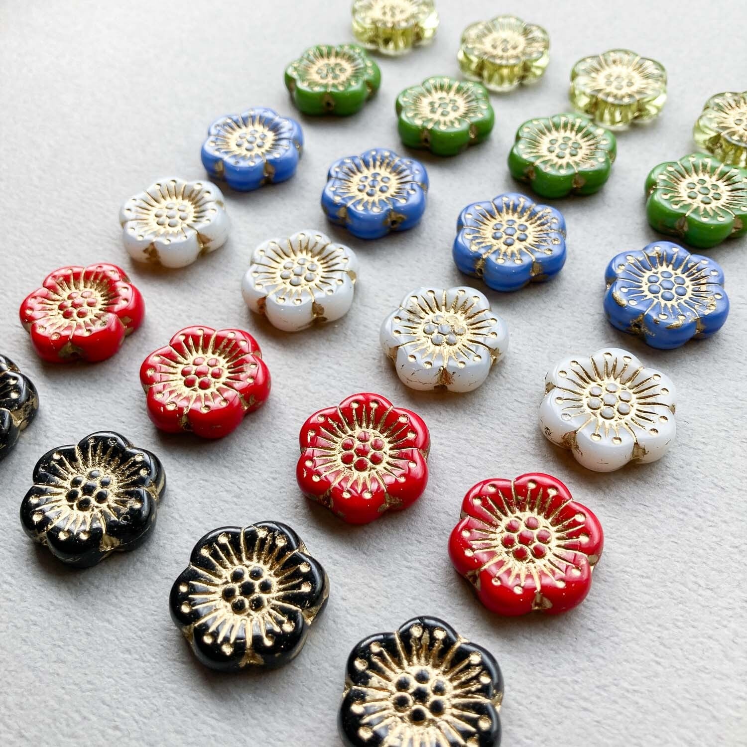 再入荷〉6枚花びらの梅の花チェコビーズM（18mm/ゴールド）《一部